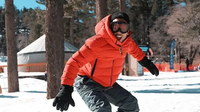 Ozuna haciendo snowboard en 'Te soñé de nuevo'