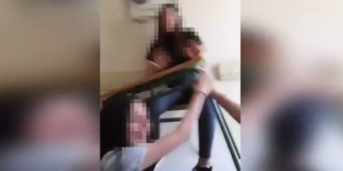 Reto viral 'Desk Challenge' practicado en Albatera