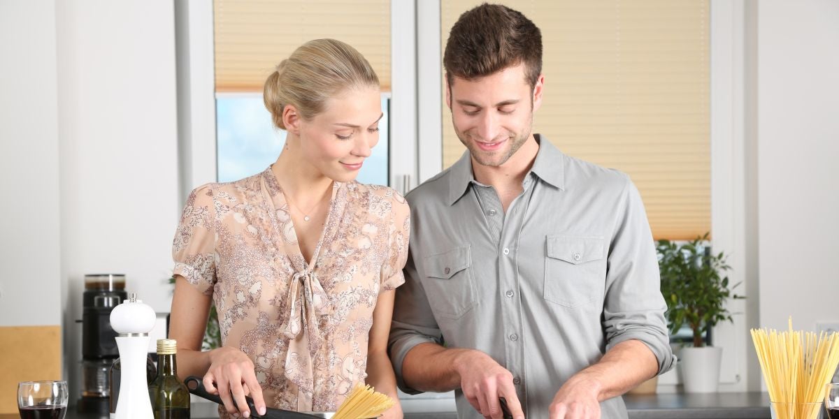 Pareja cocinando