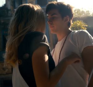 Andrés y Sasha Meneghel en el videoclip de 'Brasilera' de Dvicio Andrés y Sasha Meneghel en el videoclip de 'Brasilera' de Dvicio
