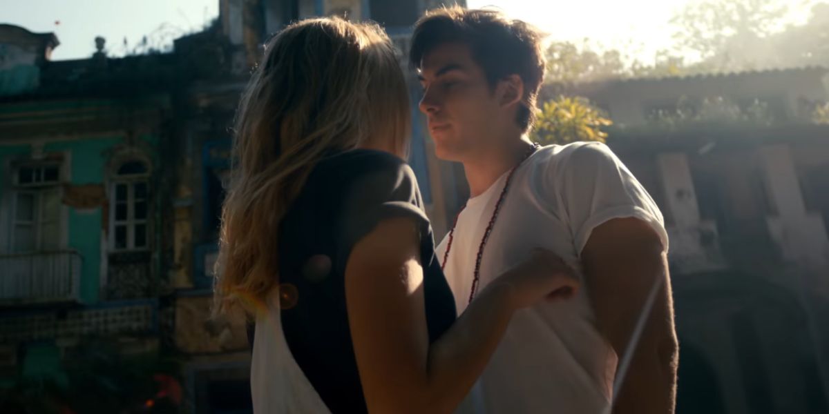 Andrés y Sasha Meneghel en el videoclip de 'Brasilera' de Dvicio