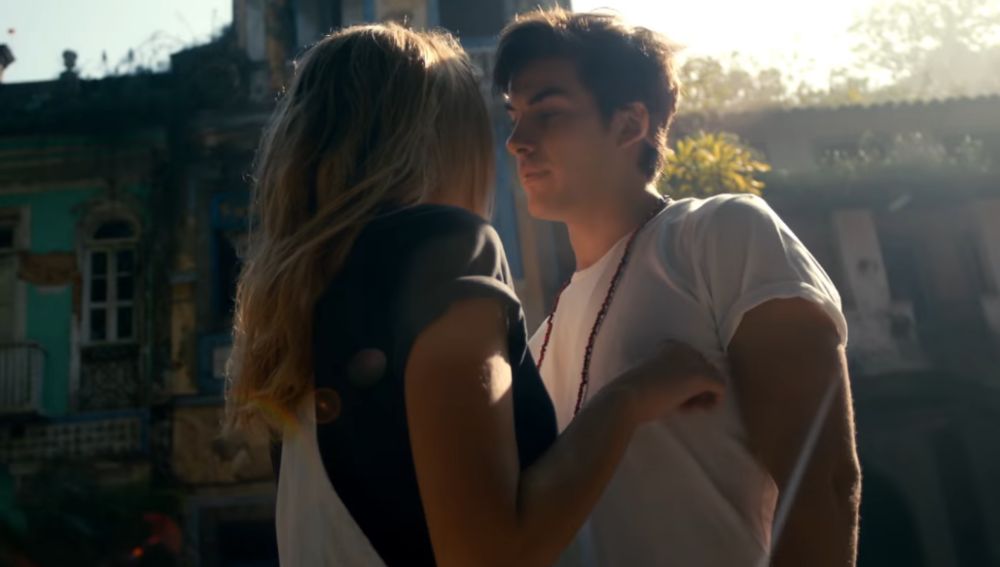 Andrés y Sasha Meneghel en el videoclip de 'Brasilera' de Dvicio