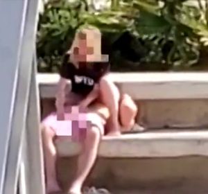 Graban a una pareja practicando sexo en la calle a plena luz del día en Magaluf, Mallorca Graban a una pareja practicando sexo en la calle a plena luz del día en Magaluf, Mallorca