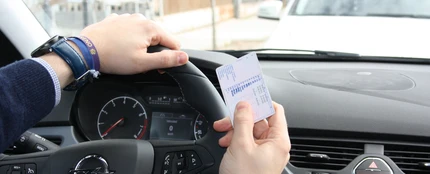 Imagen de archivo de una persona examinándose del carnet de conducir Imagen de archivo de una persona examinándose del carnet de conducir