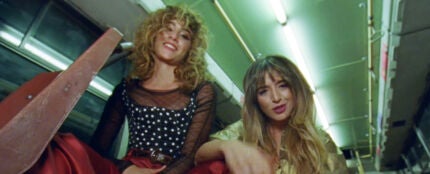 Aitana y Lola Indigo en el vídeo de 'Me quedo'