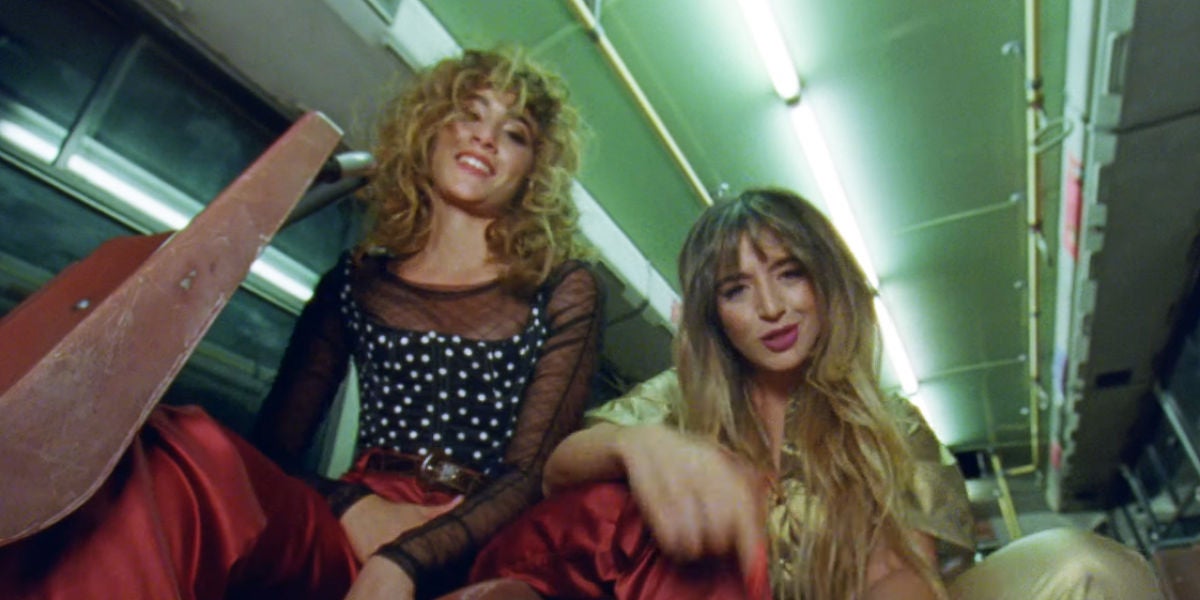 Aitana y Lola Indigo en el vídeo de 'Me quedo'