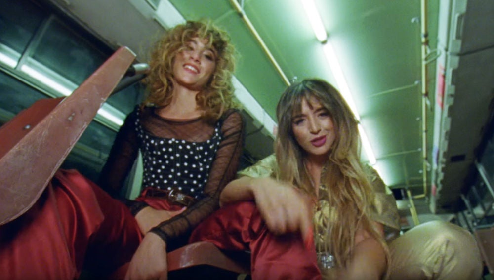 Aitana y Lola Indigo en el vídeo de 'Me quedo'