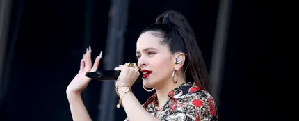Rosalía durante una de sus actuaciones Rosalía durante una de sus actuaciones