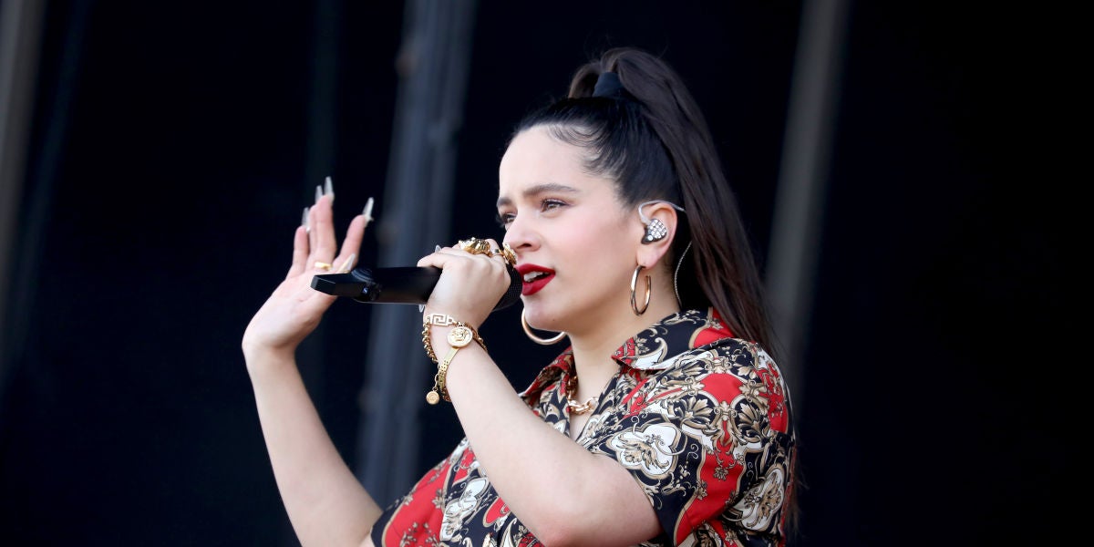 Rosalía durante una de sus actuaciones