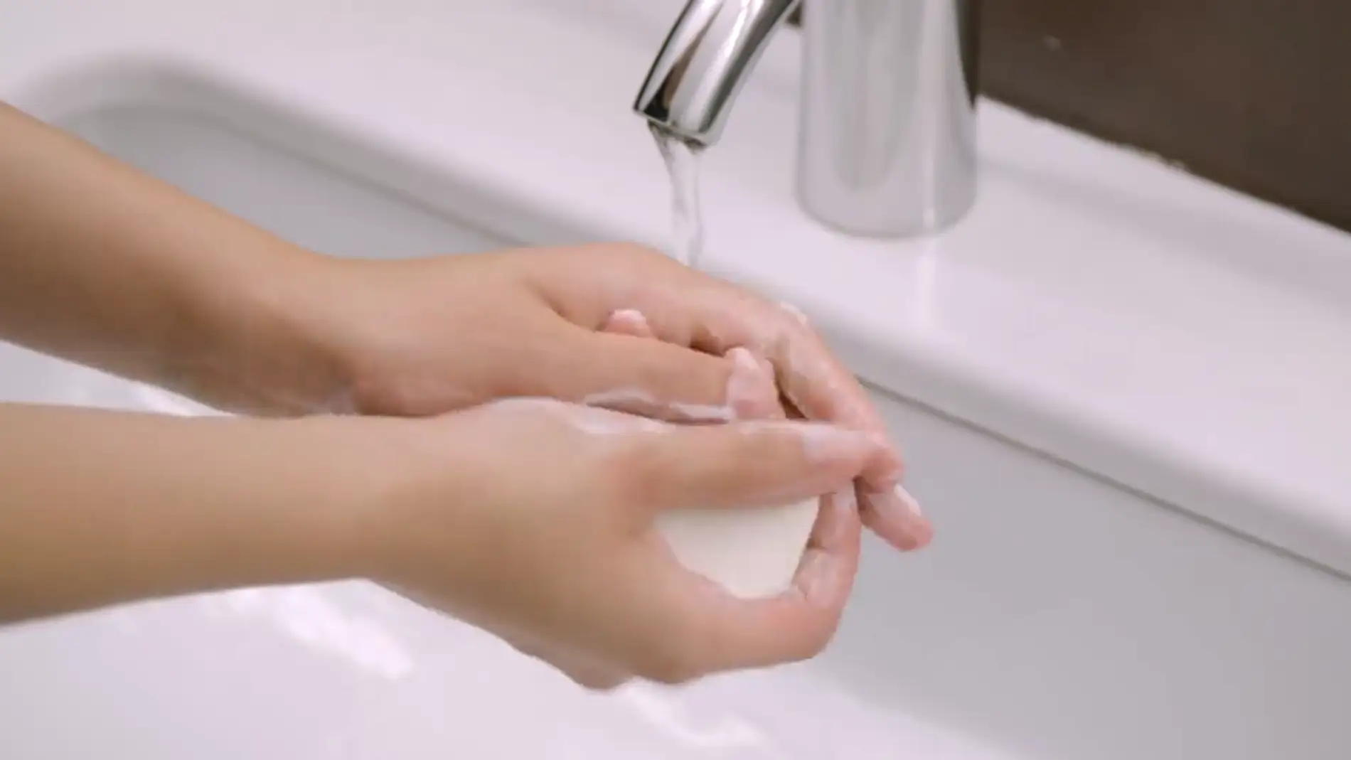 Jabón o gel desinfectante: ¿qué es mejor para lavarse las manos? title=