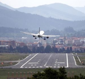 Un avión realiza la maniobra de aproximación en la pista del aeropuerto de Bilbao Un avión realiza la maniobra de aproximación en la pista del aeropuerto de Bilbao