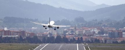 Un avión realiza la maniobra de aproximación en la pista del aeropuerto de Bilbao