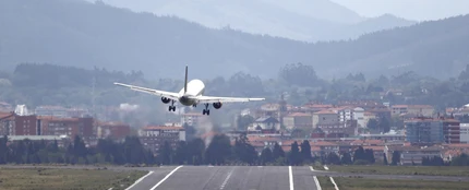 Un avión realiza la maniobra de aproximación en la pista del aeropuerto de Bilbao Un avión realiza la maniobra de aproximación en la pista del aeropuerto de Bilbao
