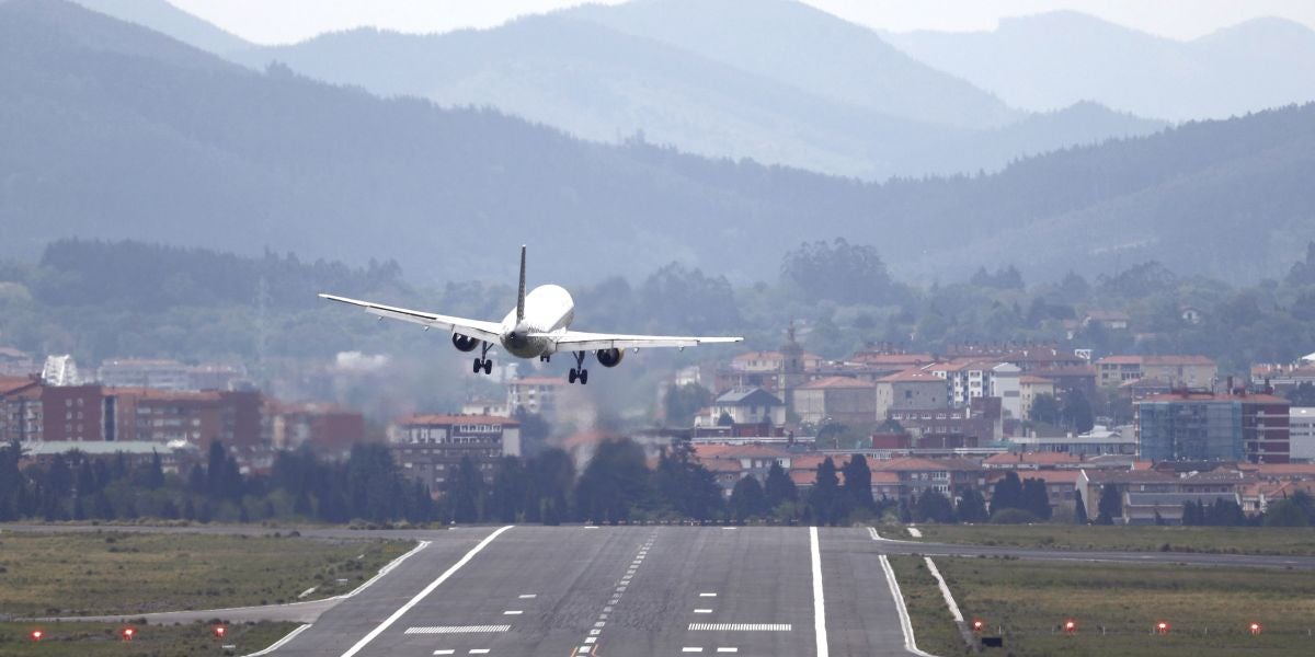 Un avión realiza la maniobra de aproximación en la pista del aeropuerto de Bilbao