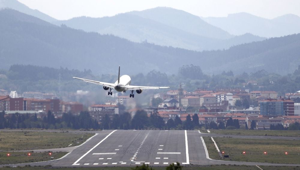Un avión realiza la maniobra de aproximación en la pista del aeropuerto de Bilbao