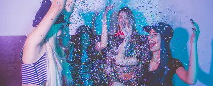 Un grupo de chicas de fiesta Un grupo de chicas de fiesta