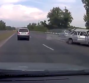 El peligroso "efecto vieja del visillo" del que alerta la Guardia Civil: así puede convertirse en múltiple un accidente de coche El peligroso "efecto vieja del visillo" del que alerta la Guardia Civil: así puede convertirse en múltiple un accidente de coche