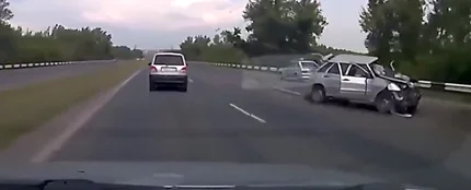 El peligroso "efecto vieja del visillo" del que alerta la Guardia Civil: así puede convertirse en múltiple un accidente de coche El peligroso "efecto vieja del visillo" del que alerta la Guardia Civil: así puede convertirse en múltiple un accidente de coche