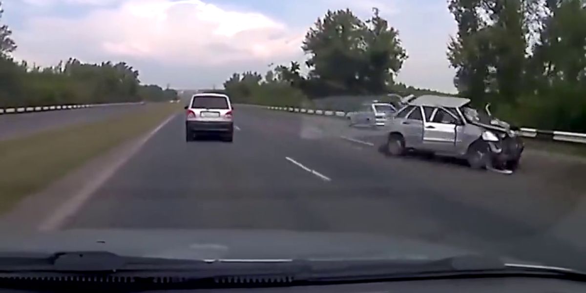 El peligroso "efecto vieja del visillo" del que alerta la Guardia Civil: así puede convertirse en múltiple un accidente de coche