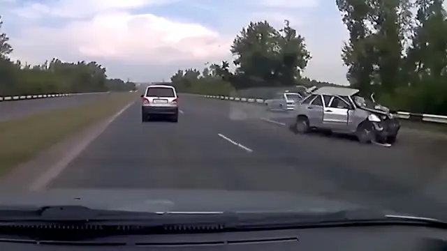 El peligroso "efecto vieja del visillo" del que alerta la Guardia Civil: así puede convertirse en múltiple un accidente de coche