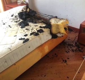 Arde una casa en Valladolid por la explosión de un cargador de móvil Arde una casa en Valladolid por la explosión de un cargador de móvil