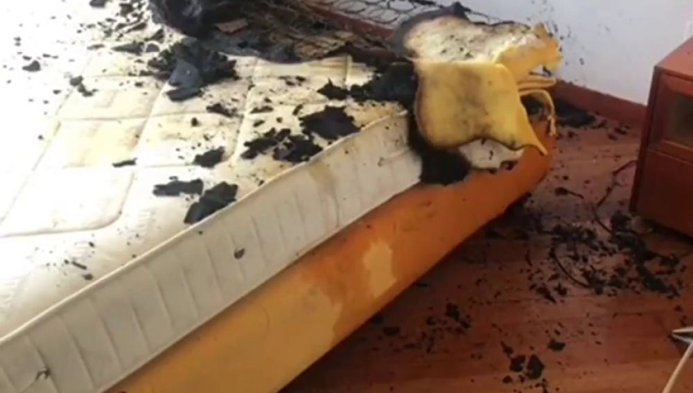 Arde una casa en Valladolid por la explosión de un cargador de móvil