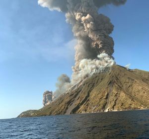 La actividad del volcán de la isla de Strómboli La actividad del volcán de la isla de Strómboli