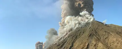 La actividad del volcán de la isla de Strómboli La actividad del volcán de la isla de Strómboli