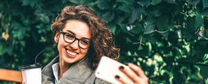 Mujer haciéndose un selfie Mujer haciéndose un selfie