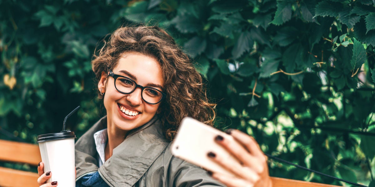 Mujer haciéndose un selfie