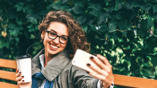 Mujer haciéndose un selfie