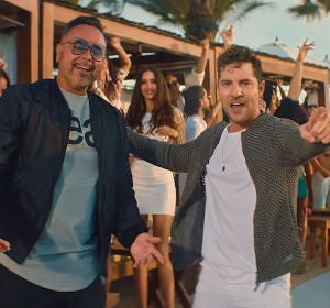 Juan Magán y David Bisbal en el vídeo de 'Bésame' Juan Magán y David Bisbal en el vídeo de 'Bésame'