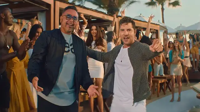 Juan Magán y David Bisbal en el vídeo de 'Bésame'