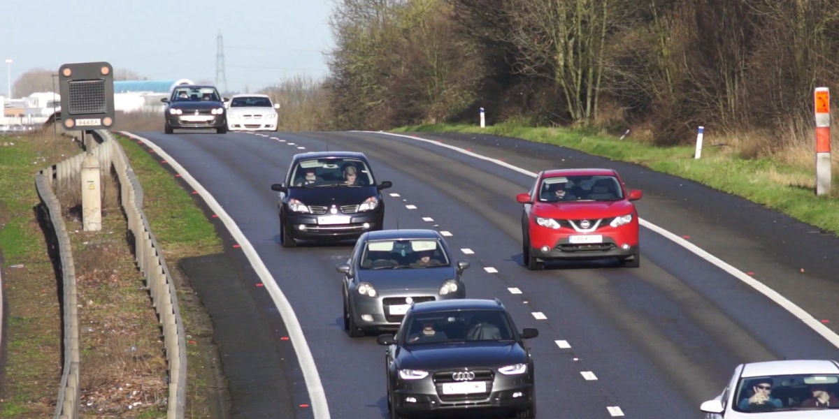 Autopista con dos carriles