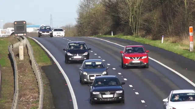 Autopista con dos carriles