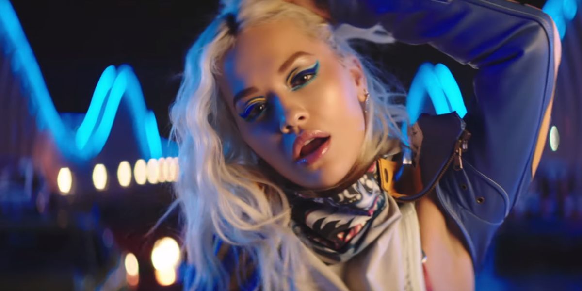 Rita Ora en el videoclip de 'New Look'