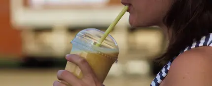Una chica con un batido Una chica con un batido