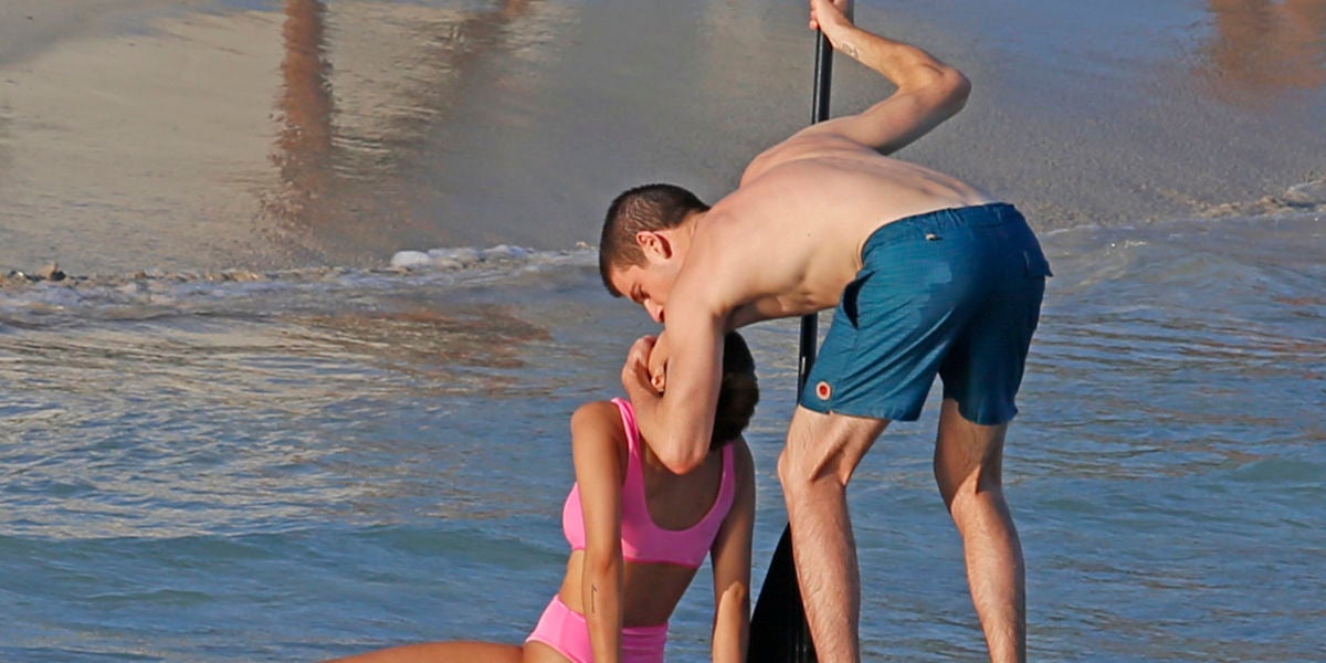 Aitana y Miguel Bernardeau se besan