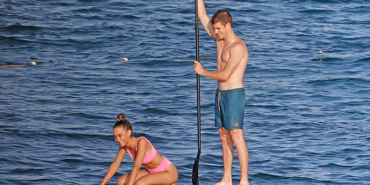 Aitana y Miguel Bernardeau practicando paddle surf