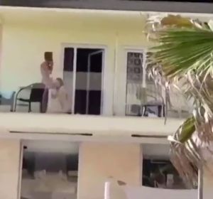 El desmadre turístico en Mallorca continúa: sexo en la terraza de un hotel El desmadre turístico en Mallorca continúa: sexo en la terraza de un hotel