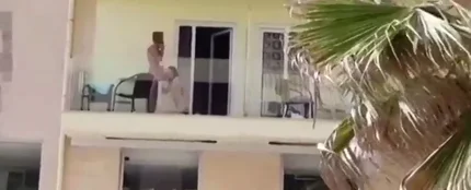El desmadre turístico en Mallorca continúa: sexo en la terraza de un hotel El desmadre turístico en Mallorca continúa: sexo en la terraza de un hotel