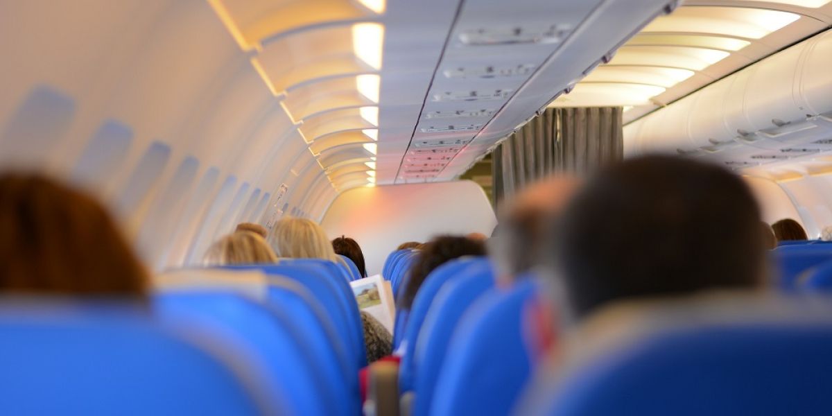 Pasajeros en un avión
