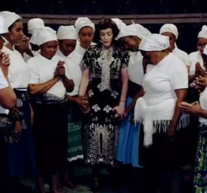 Madonna con las batukadeiras en el videoclip de 'Batuka' Madonna con las batukadeiras en el videoclip de 'Batuka'