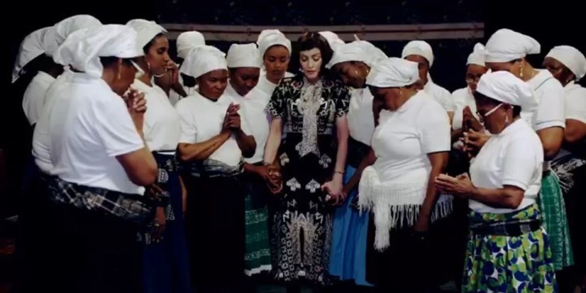 Madonna con las batukadeiras en el videoclip de 'Batuka'