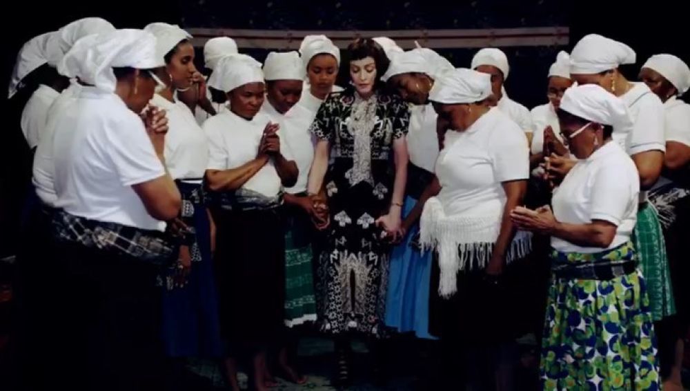 Madonna con las batukadeiras en el videoclip de 'Batuka'