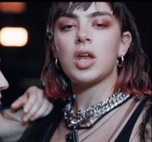 Christine and the Queens y Charli XCX en el videoclip de ‘Gone’ Christine and the Queens y Charli XCX en el videoclip de ‘Gone’
