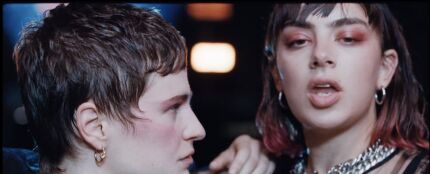 Christine and the Queens y Charli XCX en el videoclip de ‘Gone’ 