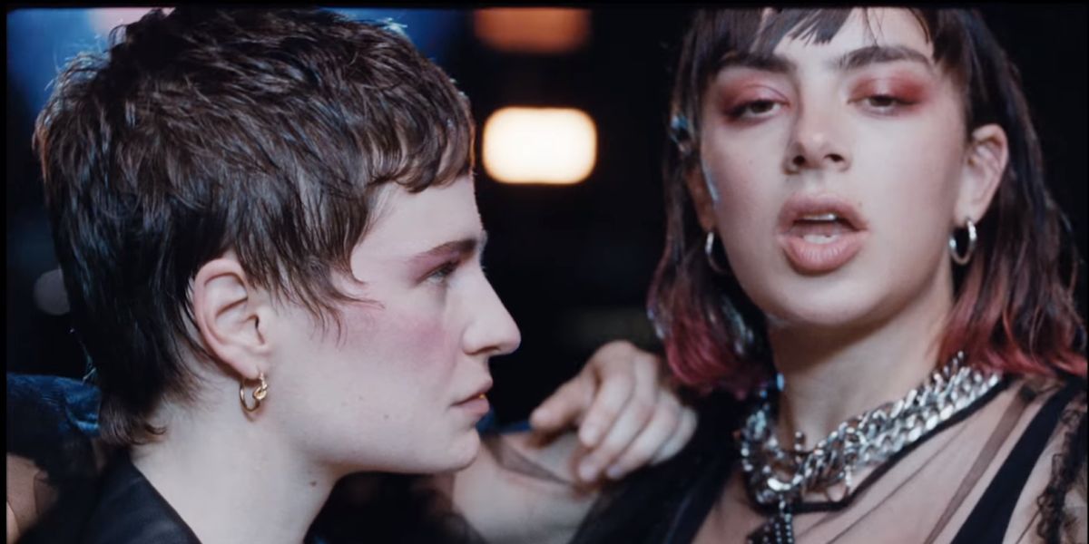 Christine and the Queens y Charli XCX en el videoclip de ‘Gone’
