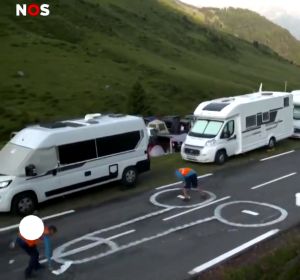 No más penes en el Tour de Francia: así disimulan los que hay pintados en las carreteras No más penes en el Tour de Francia: así disimulan los que hay pintados en las carreteras