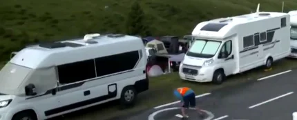 No más penes en el Tour de Francia: así disimulan los que hay pintados en las carreteras No más penes en el Tour de Francia: así disimulan los que hay pintados en las carreteras